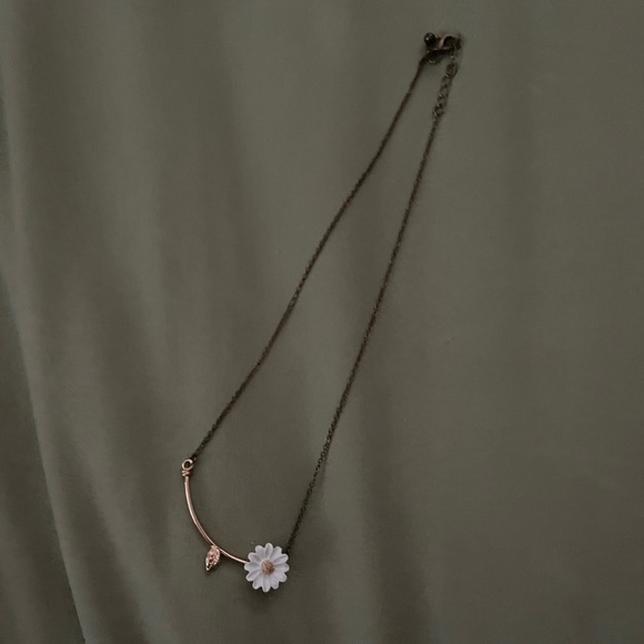 Daisy White Flower Necklace - Picture 2 of 2